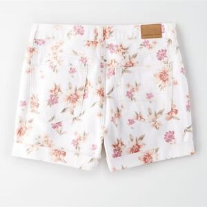 American Eagle Women White Floral Denim Mom Shorts